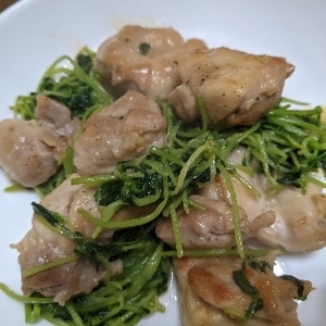 簡単！鶏もも肉と豆苗のオイマヨ炒め♫